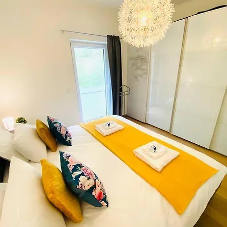 Apartment Large 3 Bedrooms In Center W Terraces & Parking *