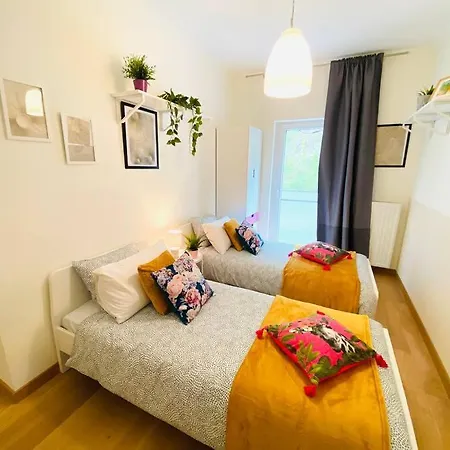 Large 3 Bedrooms In Center W Terraces & Parking Apartment *